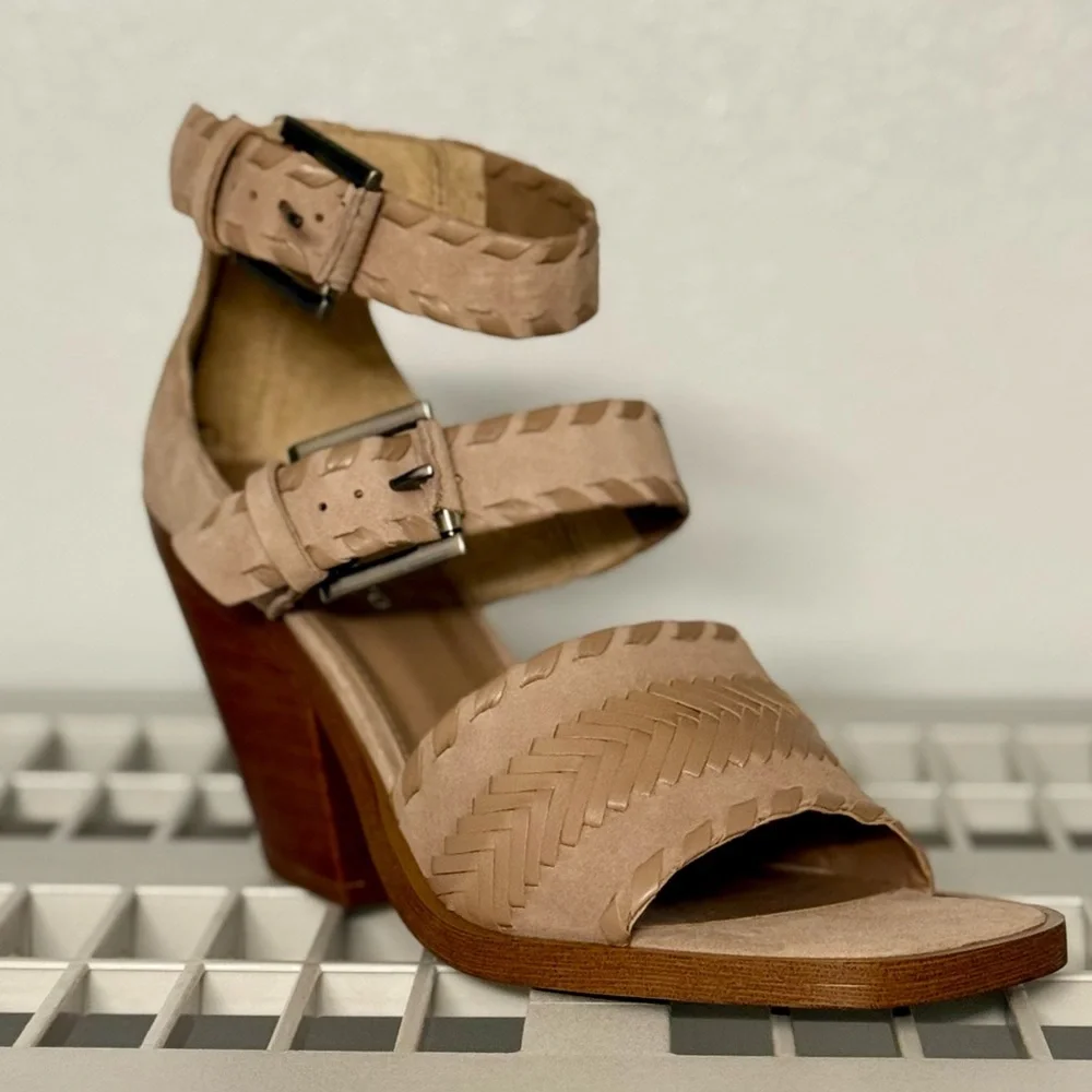 NWOB Vince Camuto Suraylin Truffle Taupe Heeled‎ Sandal